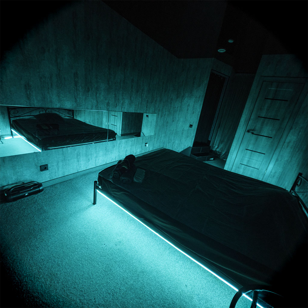 Комната с бирюзовой подсветкой